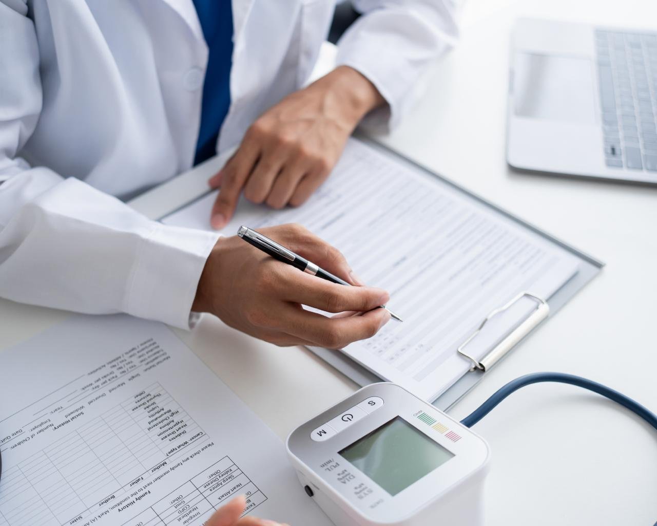 medico em consulta cardiologica