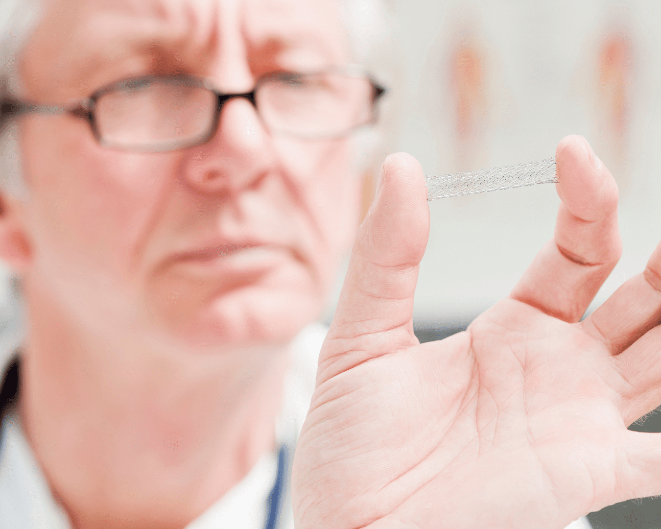 medico segurando em stent coronariano