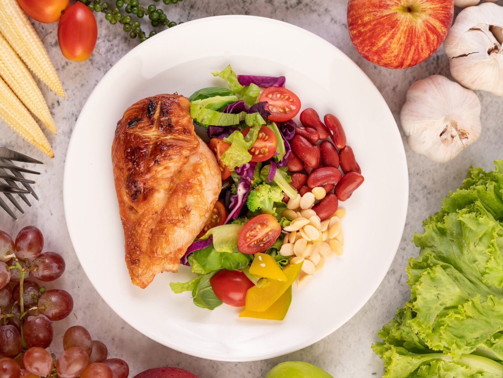 Alimentos saudáveis como frutas, vegetais e grãos integrais recomendados para controle da pressão alta