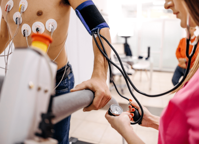 homem fazendo teste de esforço 