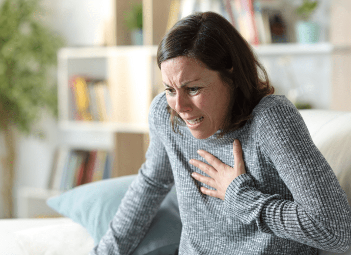 imagem mostra uma mulher infartando
