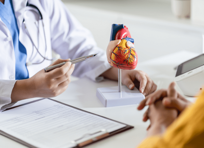 mostra um cardiologista consultando um paciente