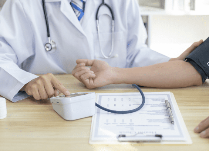 mostra um paciente medindo a pressão 