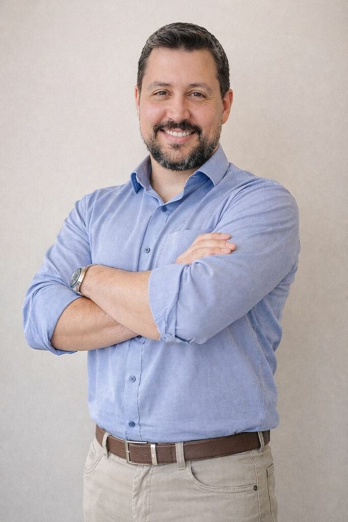 Foto profissional do Dr Rafael Pimenta, cardiologista em Maringá e Campo Mourão, especialista em diagnóstico, prevenção e tratamento de doenças do coração, com atendimento particular focado em saúde cardiovascular e medicina preventiva.